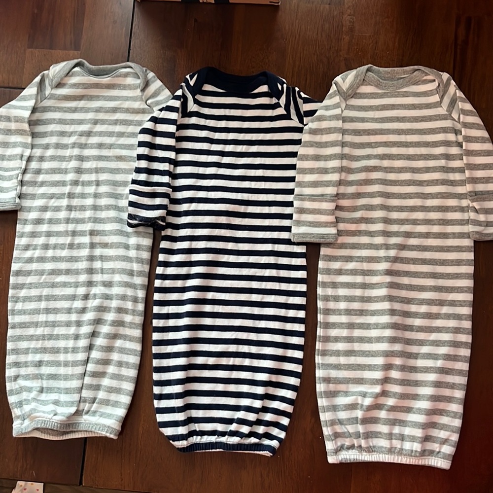 Primary baby gowns (0-3 months) - Picture 1 of 2